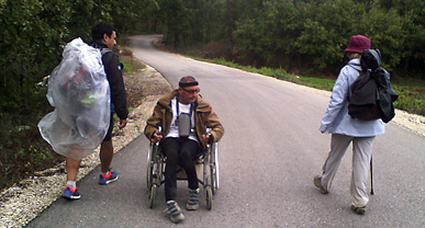 Resultado de imagem para Peregrino de cadeira de rodas vai fazer caminho até Santiago de Compostela 
